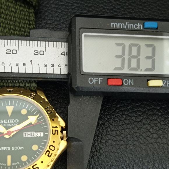 Vintage 1983 Seiko Diver Automatic Mens Gold Watch W/daydate & Green accents - Picture 7 of 9